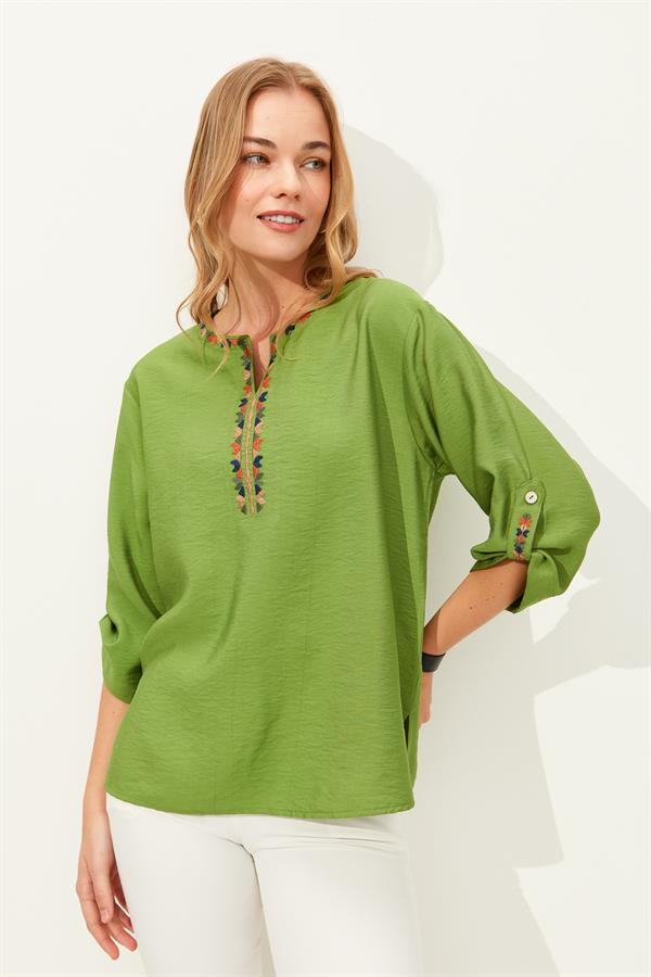 Женская рубашка с отложным воротником и этнической вышивкой