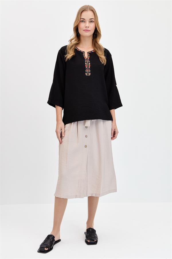 Женская рубашка с отложным воротником и этнической вышивкой