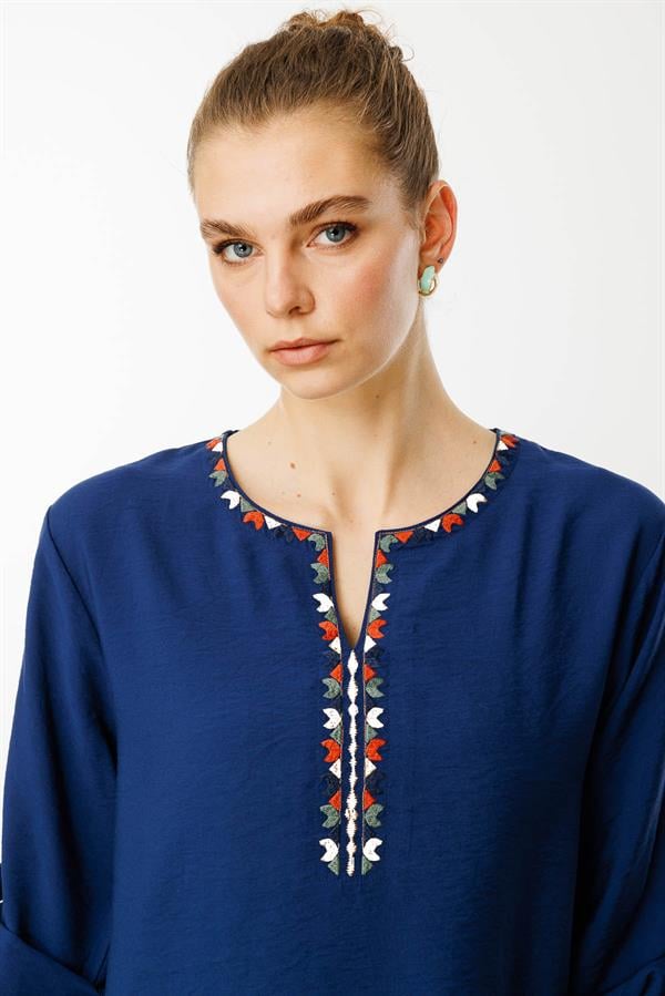Женская рубашка с отложным воротником и этнической вышивкой