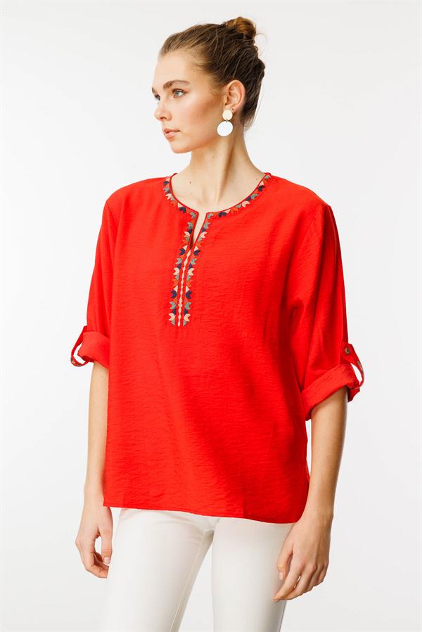 Женская рубашка с отложным воротником и этнической вышивкой
