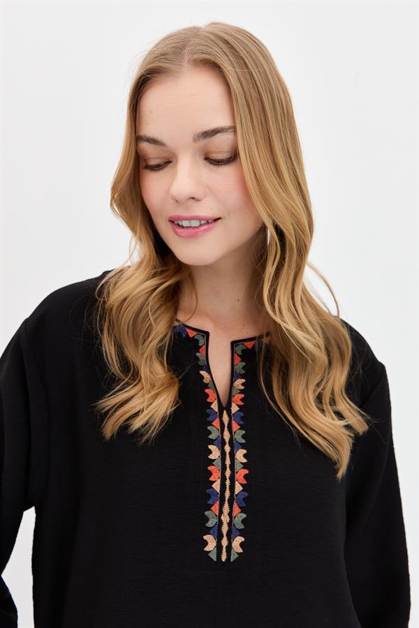 Женская рубашка с отложным воротником и этнической вышивкой