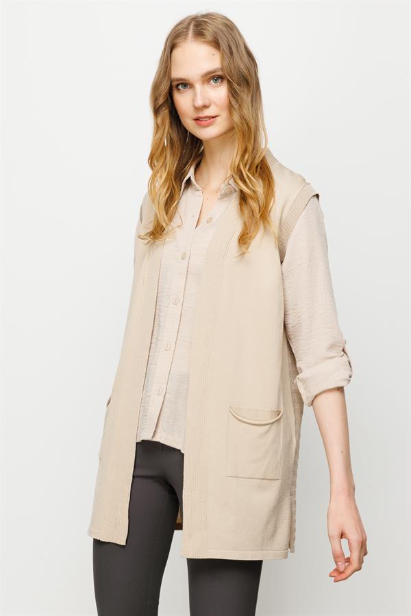 Женский трикотажный жилет средней длины с рисунком на спине бежевый