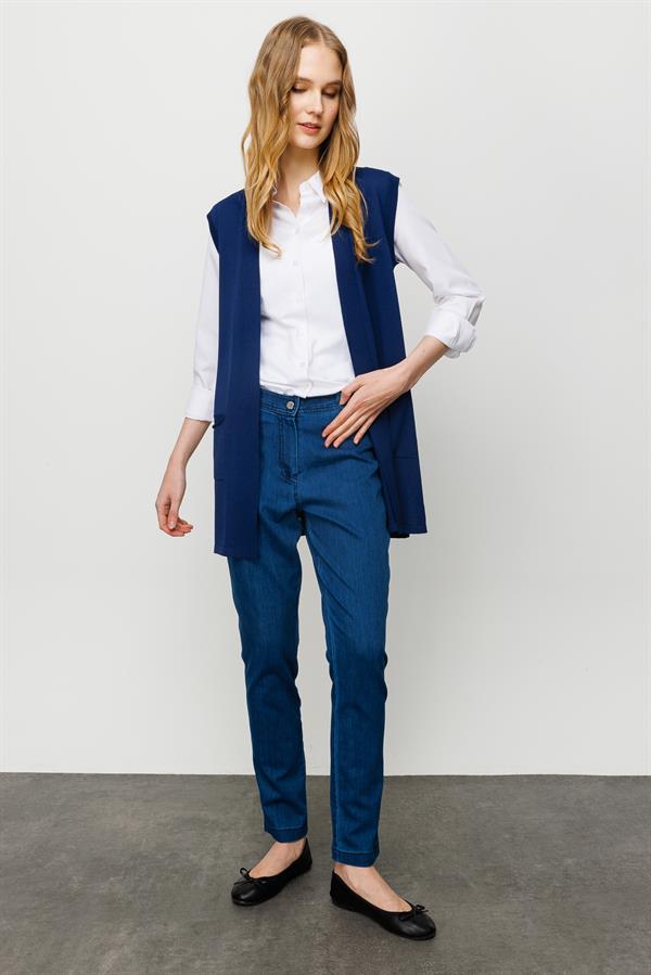 Женский трикотажный жилет средней длины с рисунком на спине темно синий