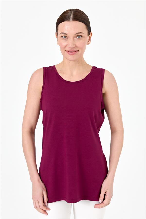 Женская майка на бретельках сливового цвета 