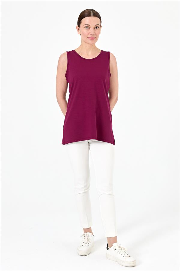 Женская майка на бретельках сливового цвета 