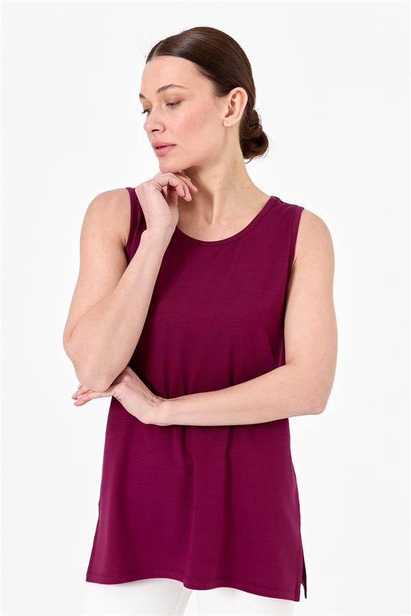 Женская майка на бретельках сливового цвета 