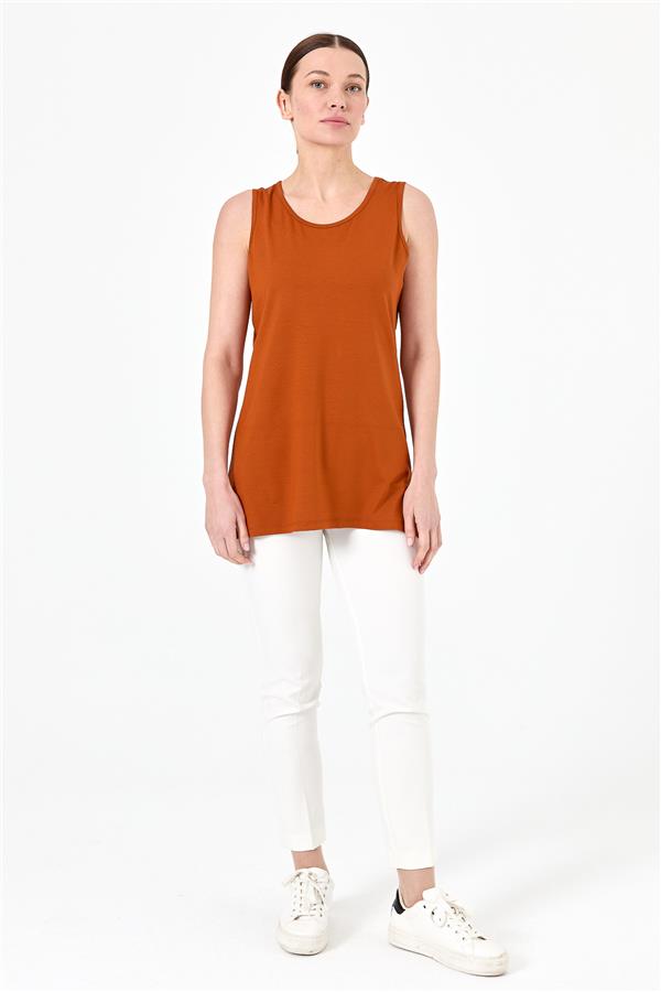 Женская майка на бретельках горчичного цвета 