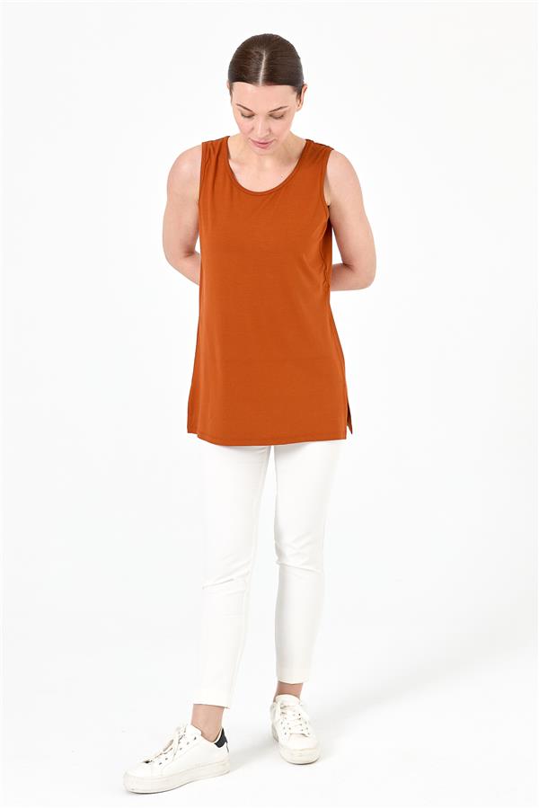 Женская майка на бретельках горчичного цвета 