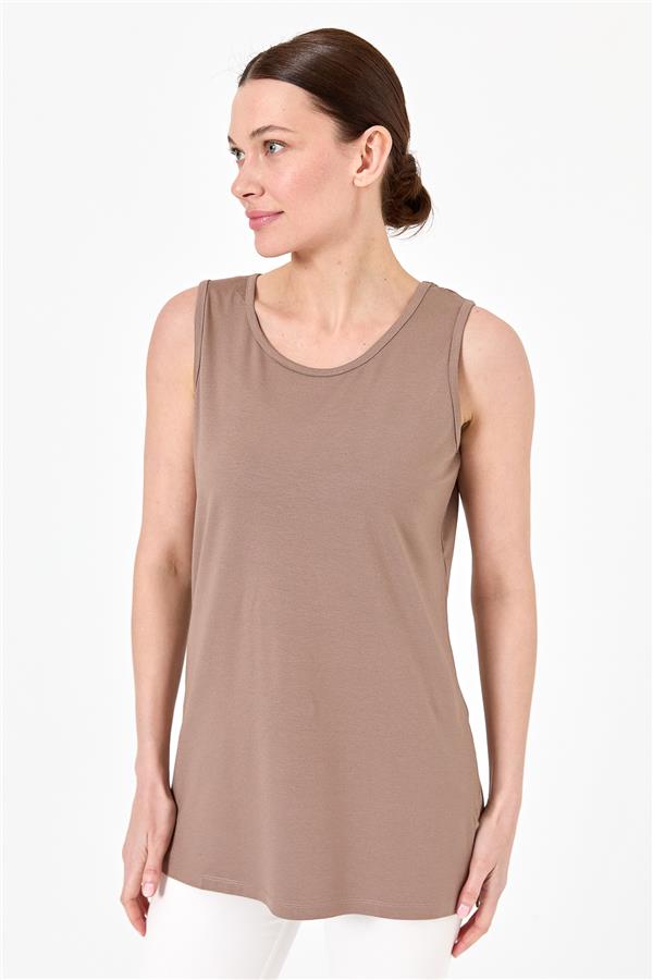 Женская майка на бретельках песочного цвета 