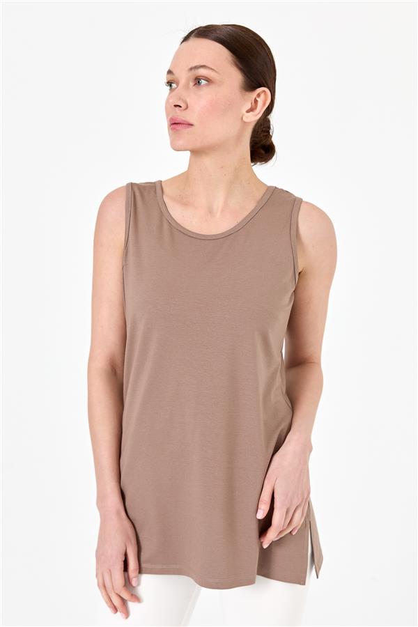 Женская майка на бретельках песочного цвета 