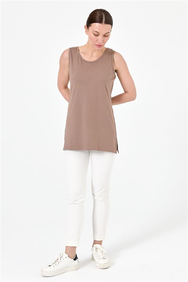 Женская майка на бретельках песочного цвета 