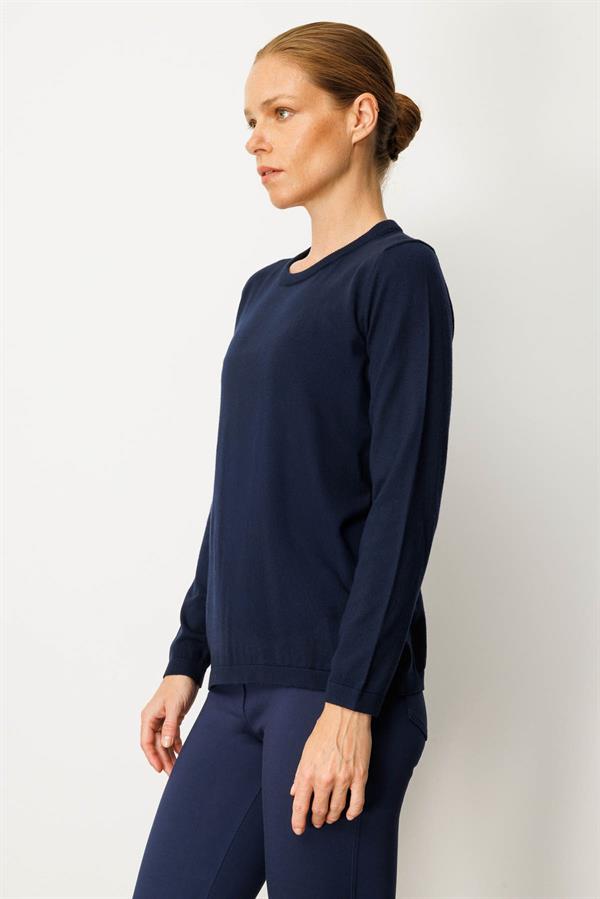 Женский базовый свитер с круглым вырезом синий