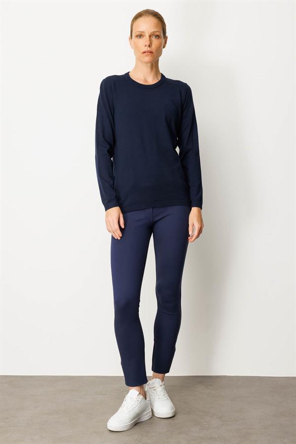 Женский базовый свитер с круглым вырезом синий