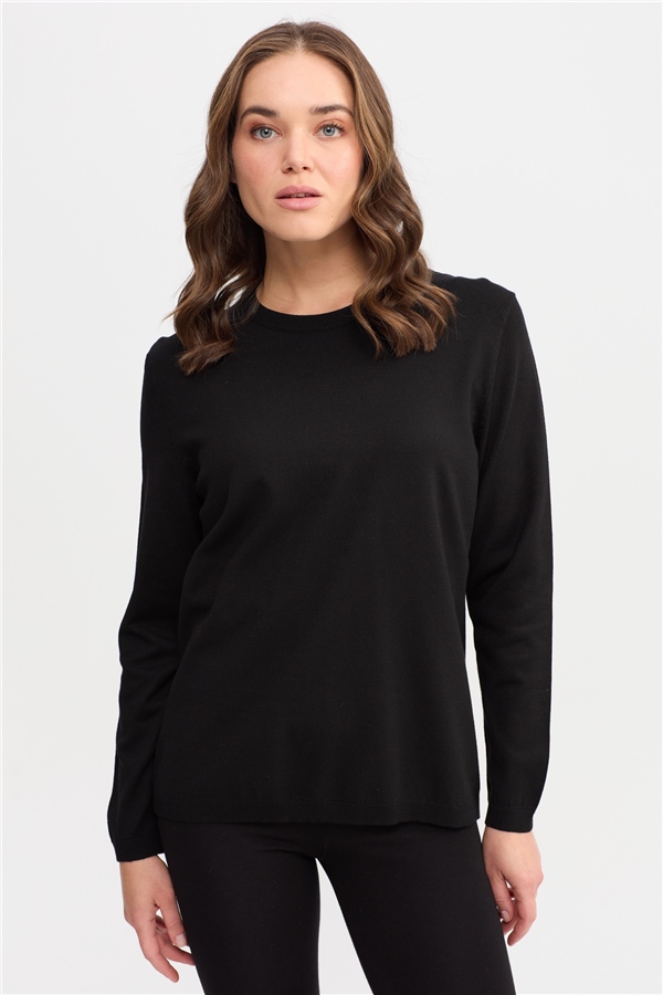 Женский базовый свитер с круглым вырезом черный