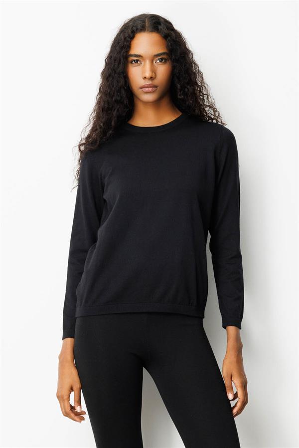 Женский базовый свитер с круглым вырезом черный