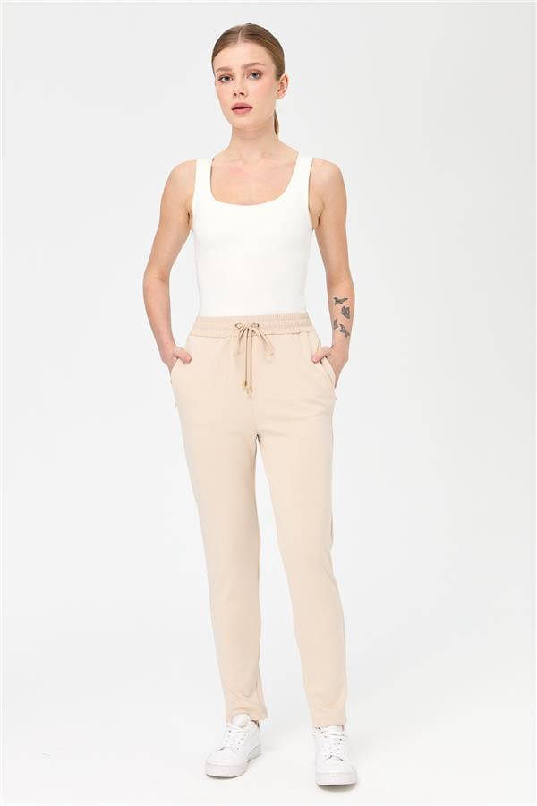 Женские спортивные брюки со шнуровкой на талии и карманами