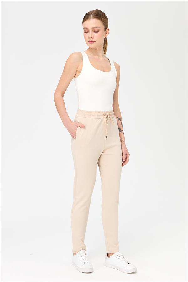 Женские спортивные брюки со шнуровкой на талии и карманами