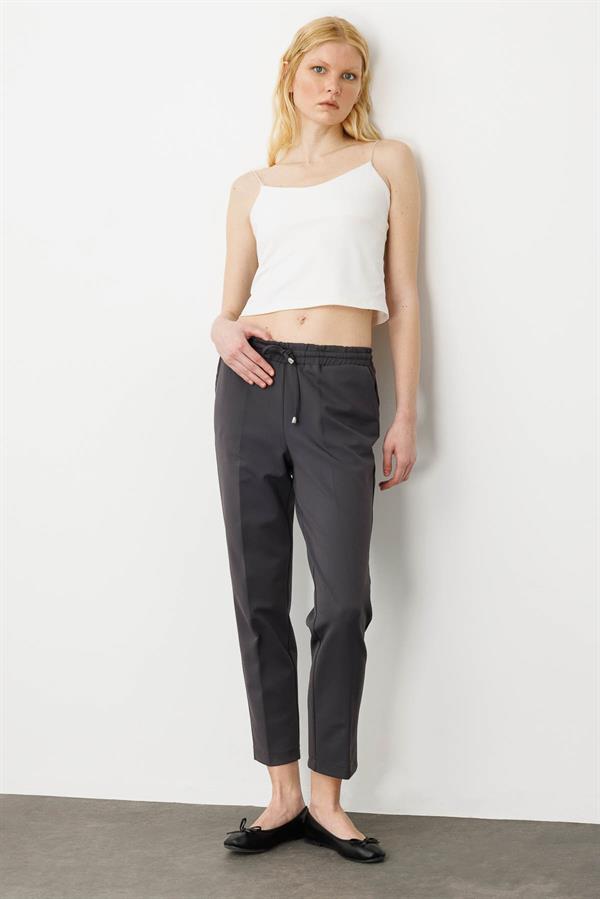 Kadın Beli Bağcıklı ve Lastikli Kumaş Pantolon Füme