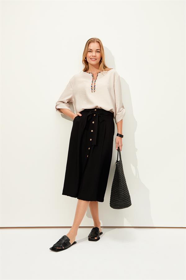 Женская юбка с поясом на пуговицах спереди темно черная 