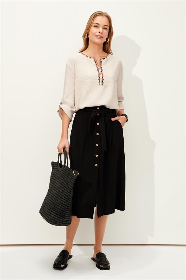 Женская юбка с поясом на пуговицах спереди темно черная 