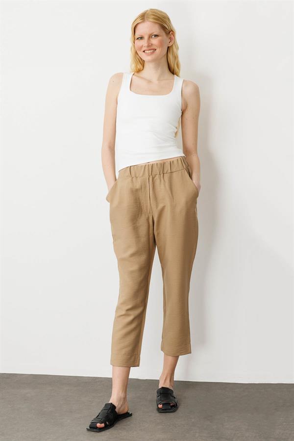 Kadın Beli Lastikli Yan Cepli Havuç Kesim Keten Pantolon Camel