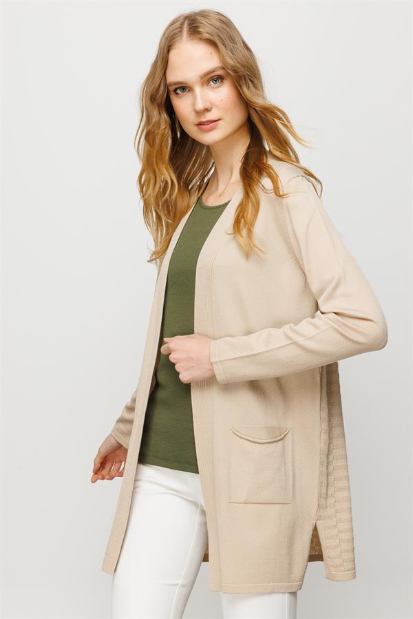 Женский летний удлиненный жакет с карманами и рисунком на спине бежевый