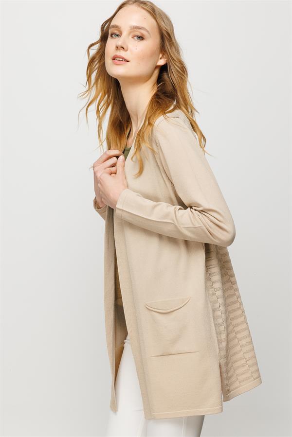 Женский летний удлиненный жакет с карманами и рисунком на спине бежевый