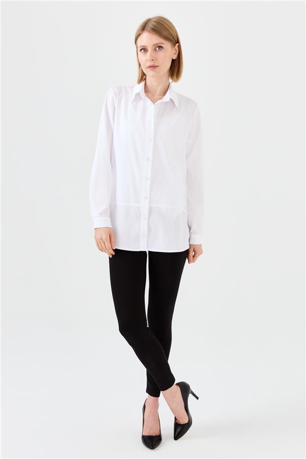 Женская атласная рубашка с карманами белая