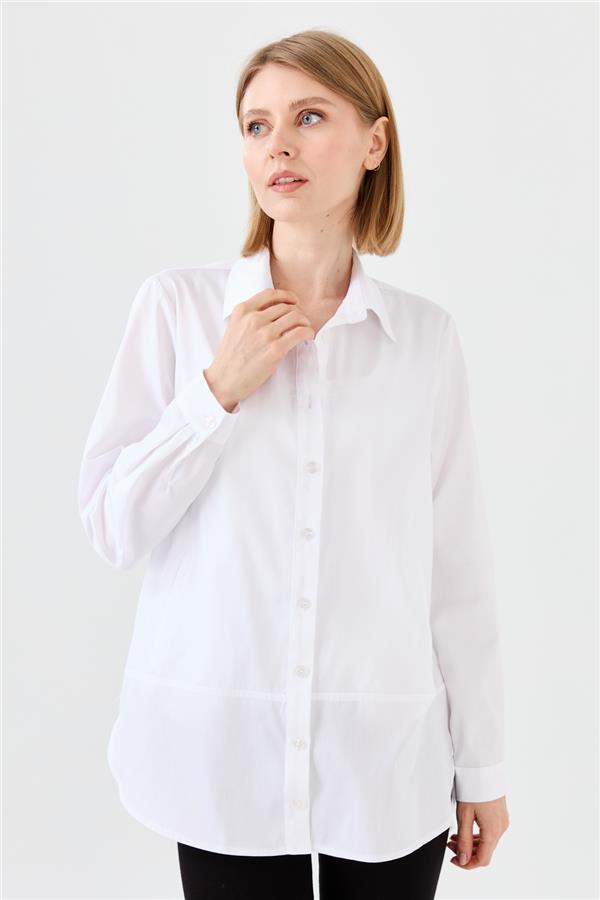 Женская атласная рубашка с карманами белая