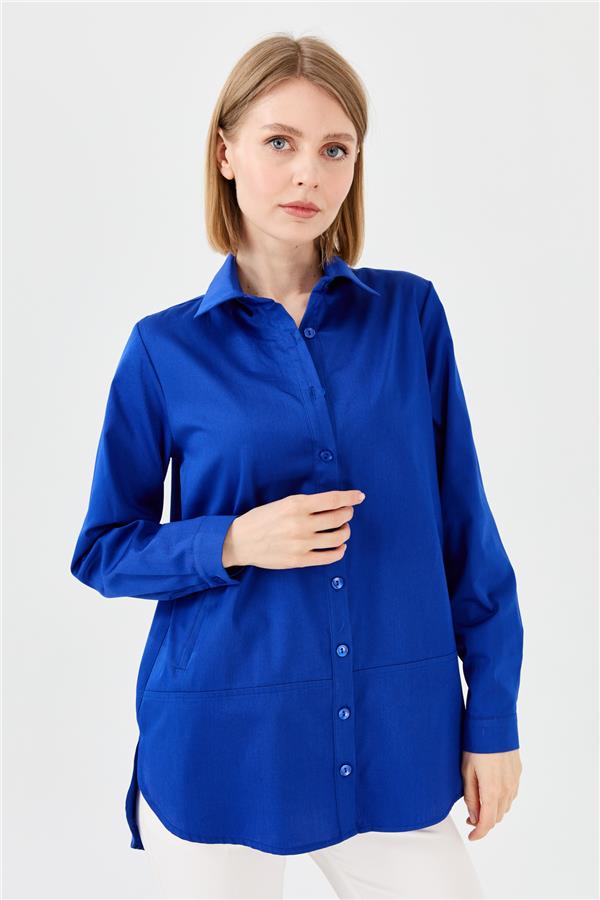Женская атласная рубашка с карманами синяя 