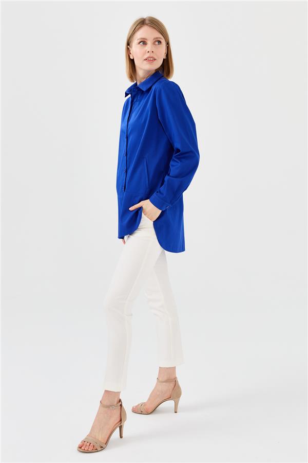 Женская атласная рубашка с карманами синяя 