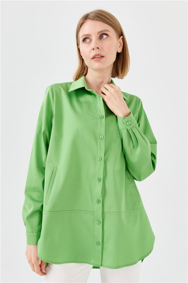 Женская атласная рубашка с карманами зеленая  