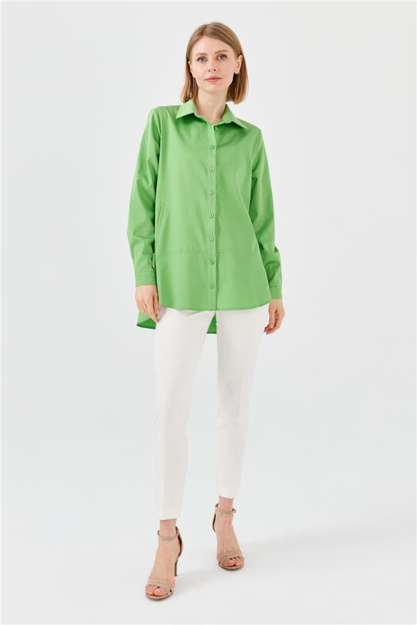 Женская атласная рубашка с карманами зеленая  