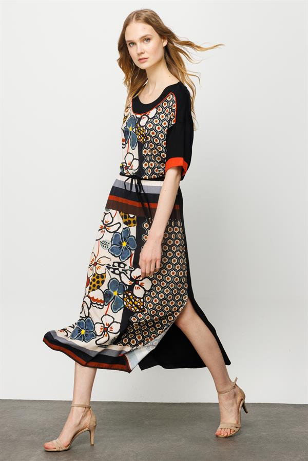 Женское хлопковое платье с рисунком и разрезом черное 