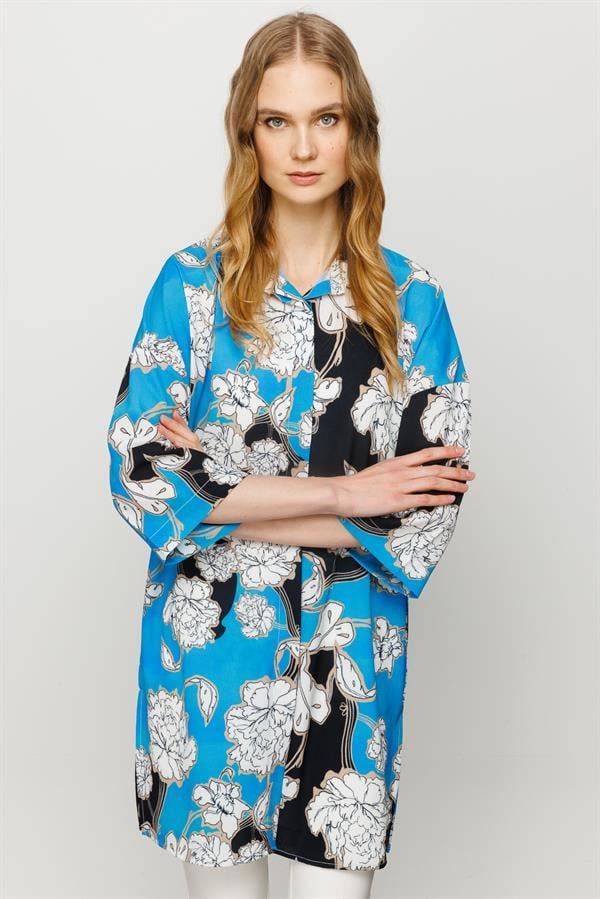 Женская длинная рубашка с цветами ярко синяя
