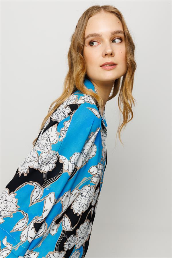 Женская длинная рубашка с цветами ярко синяя