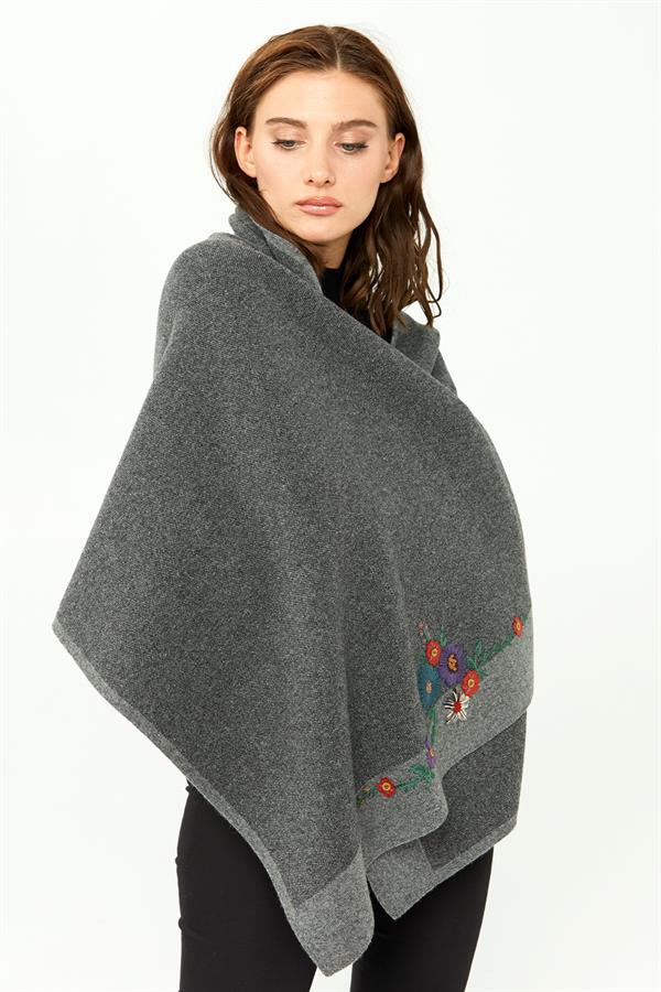 Женская трикотажная шаль с цветочной вышивкой дымчатая 