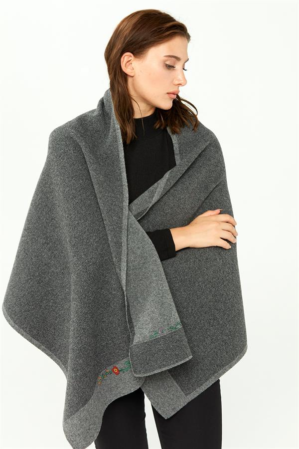 Женская трикотажная шаль с цветочной вышивкой дымчатая 