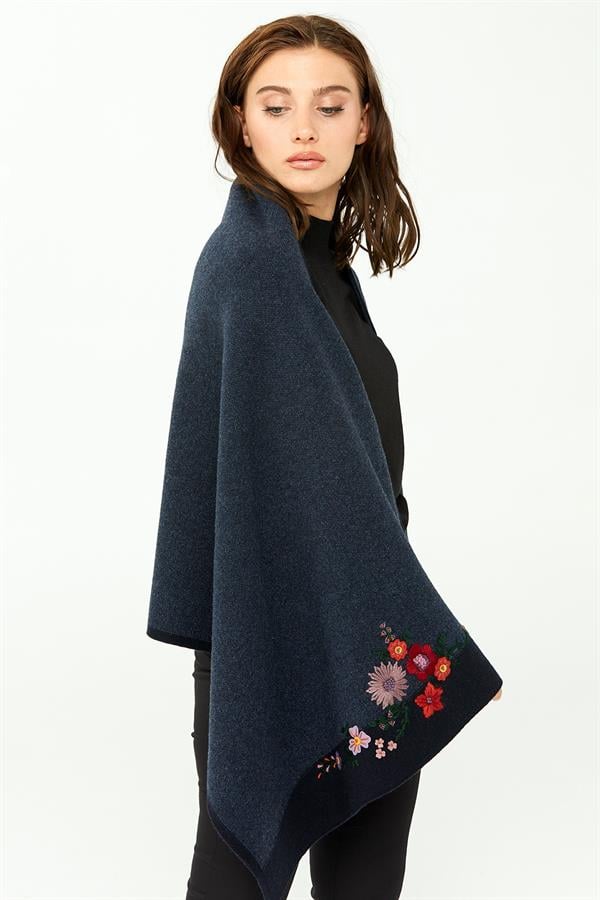 Женская трикотажная шаль с цветочной вышивкой темно синяя 
