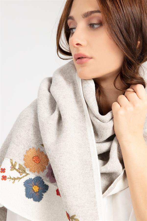 Женская трикотажная шаль с цветочной вышивкой цвета слоновой кости 