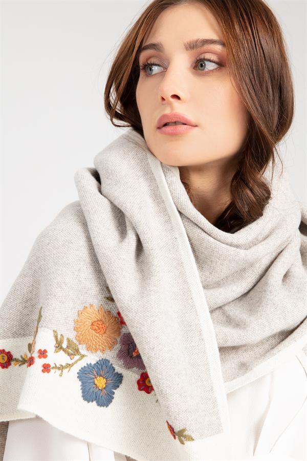 Женская трикотажная шаль с цветочной вышивкой цвета слоновой кости 