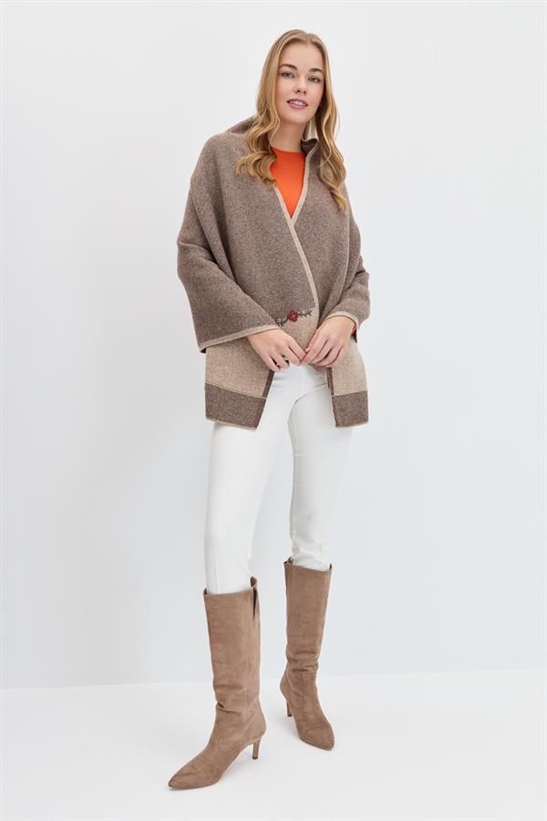 Женская трикотажная шаль с цветочной вышивкой