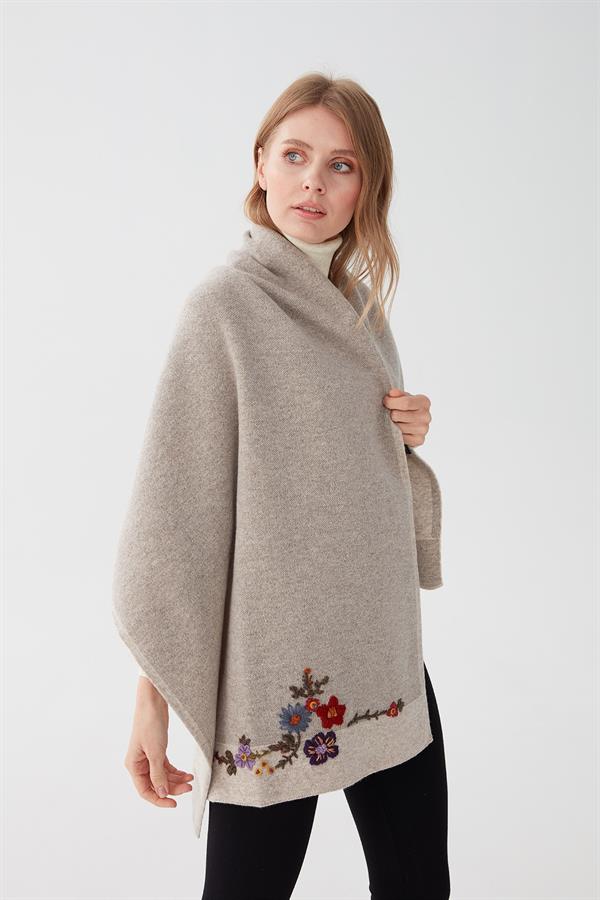 Женская трикотажная шаль с цветочной вышивкой бежевая 