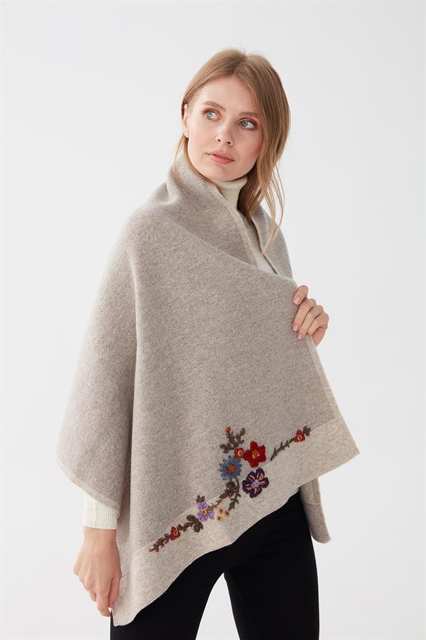 Женская трикотажная шаль с цветочной вышивкой бежевая 