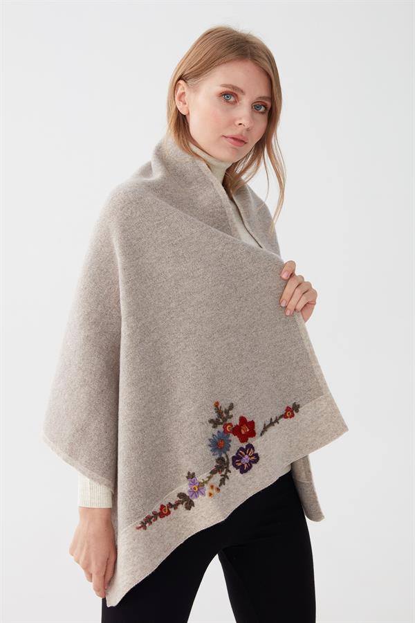 Женская трикотажная шаль с цветочной вышивкой бежевая 