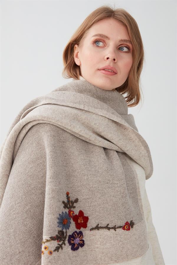 Женская трикотажная шаль с цветочной вышивкой бежевая 