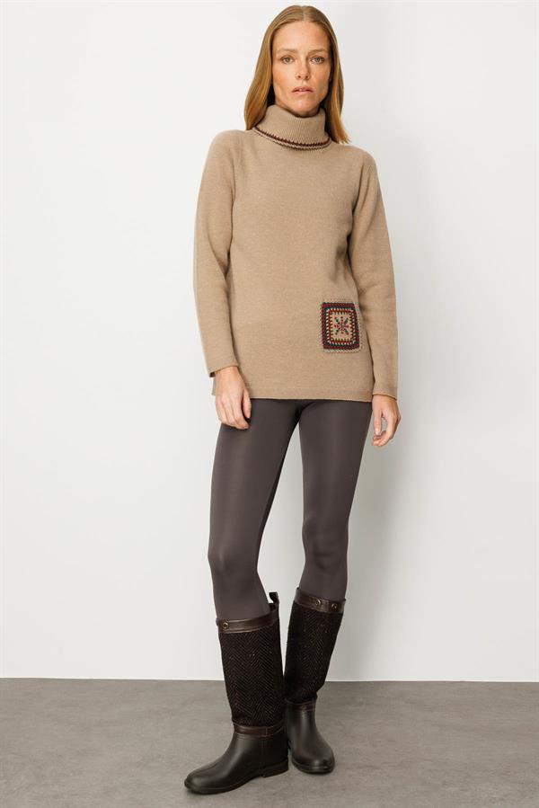 Kadın Degaje Yaka Cebi ve Yakası Tığlamalı Yün Kazak Bej