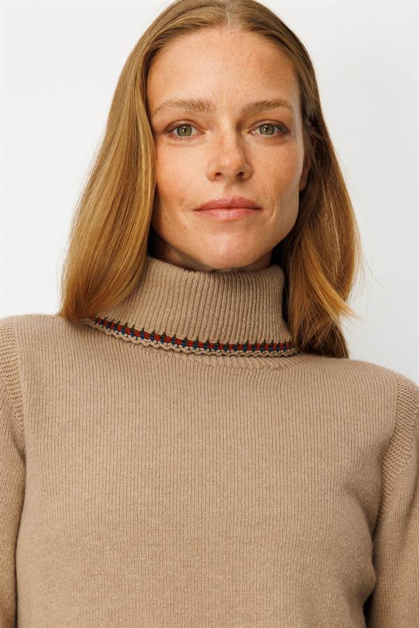 Kadın Degaje Yaka Cebi ve Yakası Tığlamalı Yün Kazak Bej