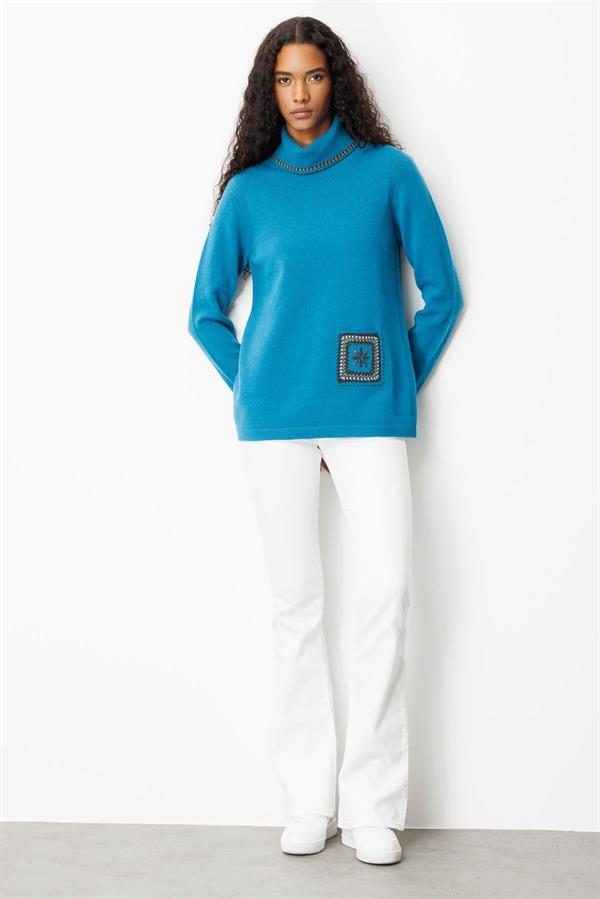 Kadın Degaje Yaka Cebi ve Yakası Tığlamalı Yün Kazak A.Petrol