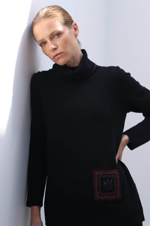 Kadın Degaje Yaka Cebi ve Yakası Tığlamalı Yün Kazak Siyah